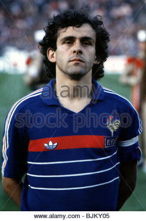 season-19841985-france-michel-platini-lines-up-before-the-match-bjky05